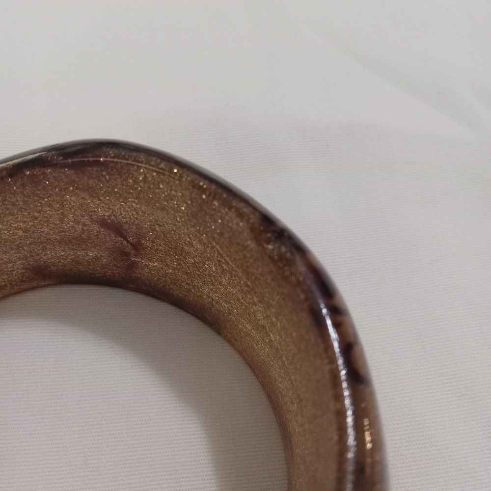 VINTAGE- GOLD LUCITE CHUNKY BOLD RETRO BANGLE BRACELET - Picture 8 of 10